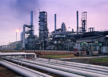 Oil rises as U.S. oil stockpiles drop, new Chinese Covid-19 cases decline