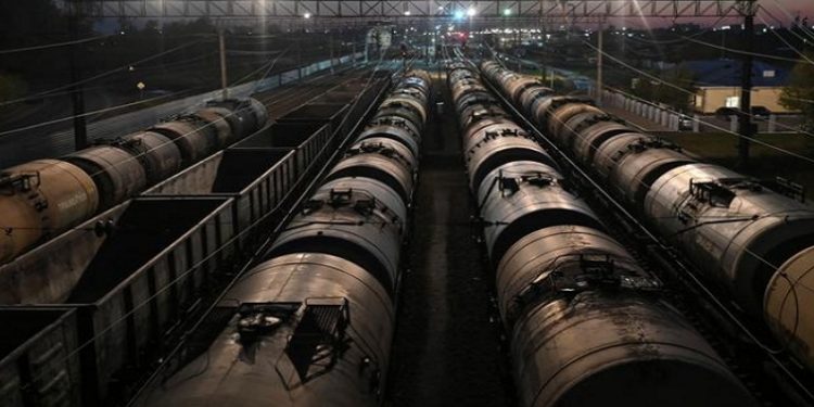 Oil drops as investors gauge big chill impact on U.S. refineries