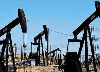 Oil drops as investors gauge big chill impact on U.S. refineries