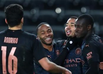 Record-breaking Man City beat Swansea to reach FA Cup last eight