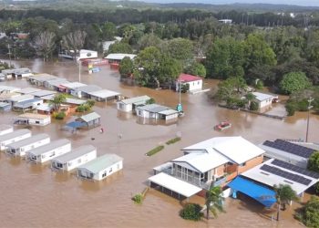Australia Floods: Thousands evacuated as downpours worsen