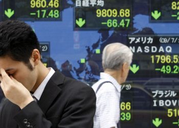 Asia Stocks Mixed as Commodites Drop; Yields Dip