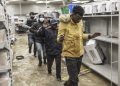 Communities help South African Troops against looters