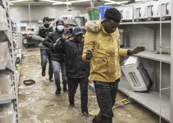 Communities help South African Troops against looters