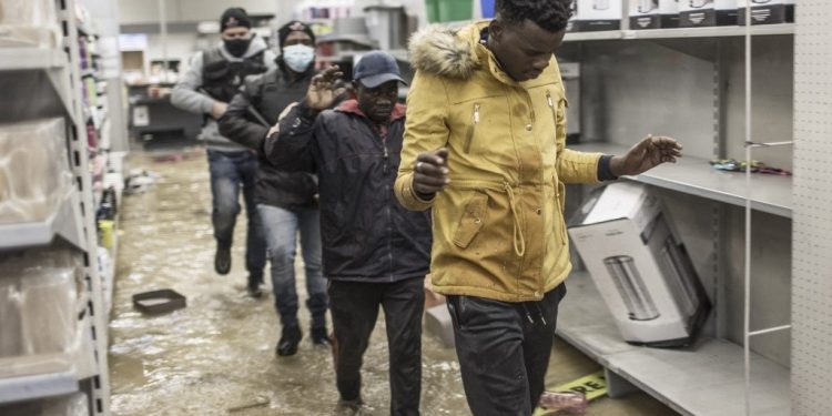 Communities help South African Troops against looters