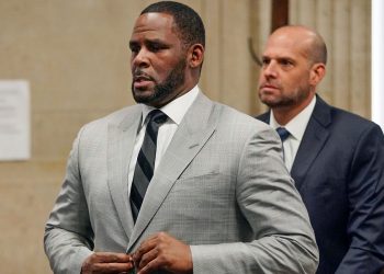R Kelly trial in New York: First accuser tells court that singer ‘slapped me and choked me until I passed out’
