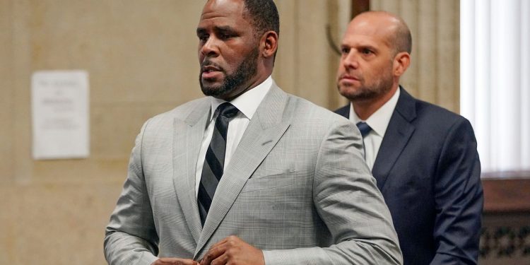 R Kelly trial in New York: First accuser tells court that singer ‘slapped me and choked me until I passed out’