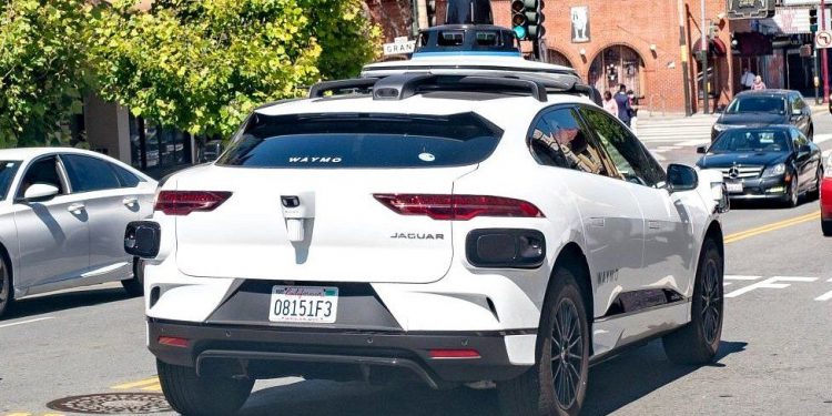 Self-driving cars clog up dead-end San Francisco street