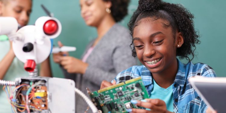 Experts Empower Teenage Girls with Digital Skills