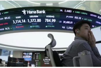 Asian Markets Slip as Trump’s Tariff Threat Sparks Investor Caution