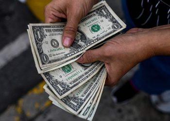 Dollar Rebounds as Markets Steady After Powell Speculation Shakes US Trading