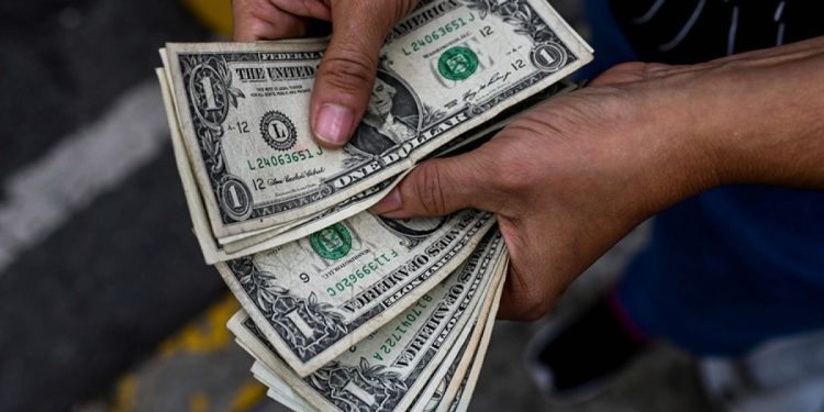 Dollar Rebounds as Markets Steady After Powell Speculation Shakes US Trading