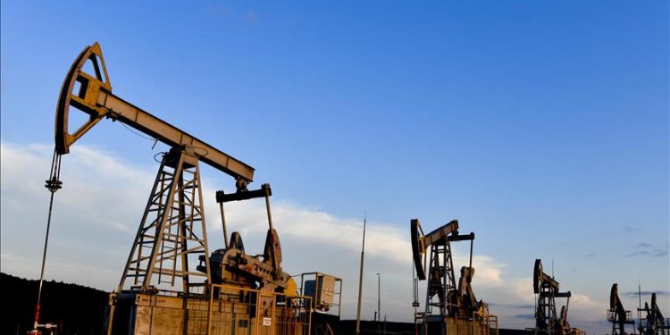 Oil Prices Edge Higher Amid Prospects of New U.S. Sanctions on Russia