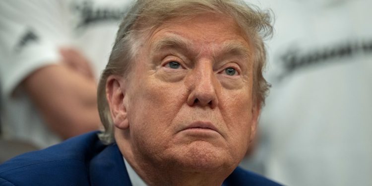 Markets Stay Cautious Ahead of US Jobs Data as Trump Renews Tariff Threats