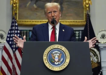 Markets Stay Cautious Ahead of US Jobs Data as Trump Renews Tariff Threats