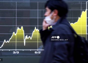 Asian Stocks Rally as Dollar Slides to Four-Year Low, Gold Hits Record