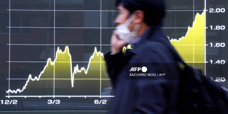 Asian Stocks Rally as Dollar Slides to Four-Year Low, Gold Hits Record