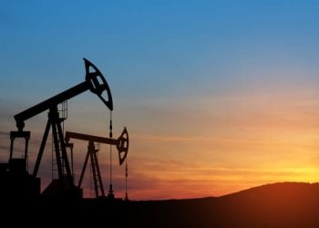 Oil Prices Rise on Weaker Dollar Amid Market Watch on Trump’s Greenland Tariffs