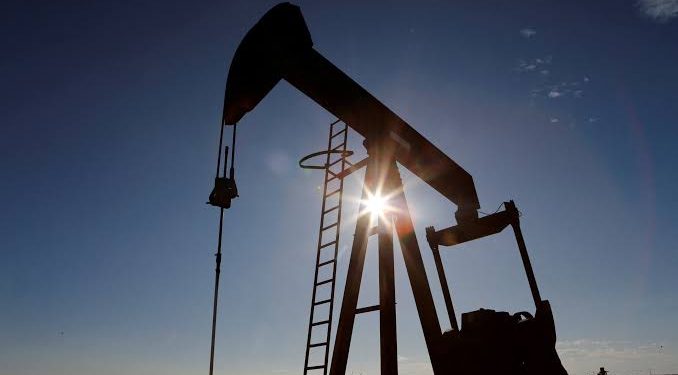Oil Prices Extend Gains on US Supply Disruptions, Middle East Tensions