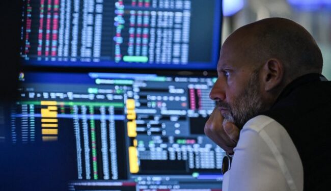 Markets Mixed as Oil Climbs on Trump’s Iran Strike Warning