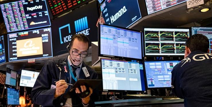 US Tech Stocks Extend Losses as Futures Retreat Amid Holiday-Shortened Week