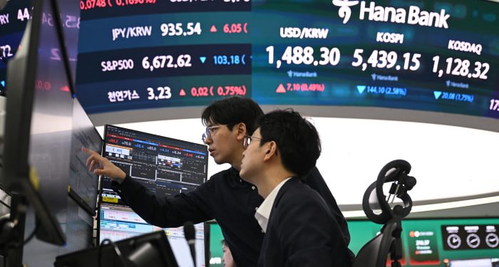 Asian Stocks Surge on Nvidia AI Outlook, Oil Prices Jump Amid Strait of Hormuz Tensions