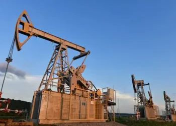 Oil Falls to One-Week Low as Iran Diplomacy Hopes Ease Supply Fears